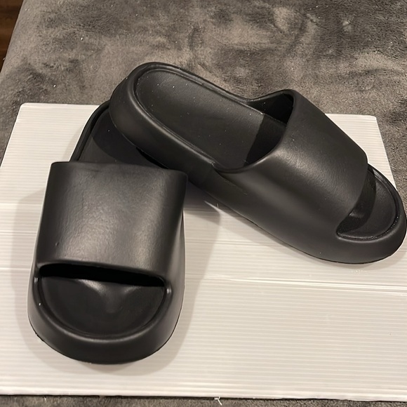 Brand new black flip flops black - Picture 2 of 7